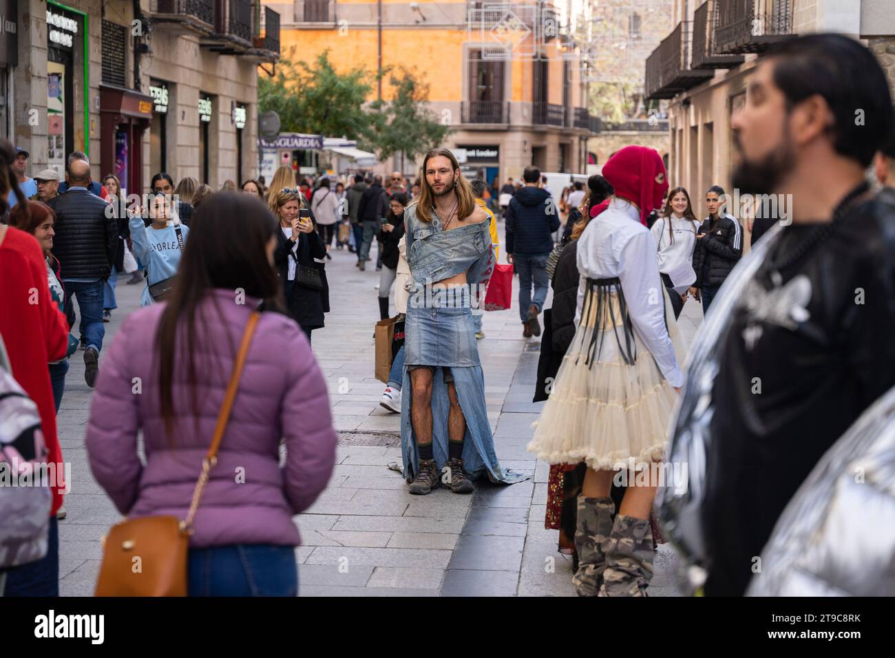 Barcelone, Barcelone, Espagne. 24 novembre 2023. Un groupe de militants capitalistes se produit et donne des vêtements dans le centre de Barcelone en plein Vendredi fou. L’action est une protestation contre les grandes marques commerciales de mode rapide telles que Zara, Shein et H&M, qui produisent deux fois plus de vêtements qu’il y a vingt ans grâce à des processus qui contaminent et exploitent les gens. (Image de crédit : © Marc Asensio Clupes/ZUMA Press Wire) USAGE ÉDITORIAL SEULEMENT! Non destiné à UN USAGE commercial ! Banque D'Images