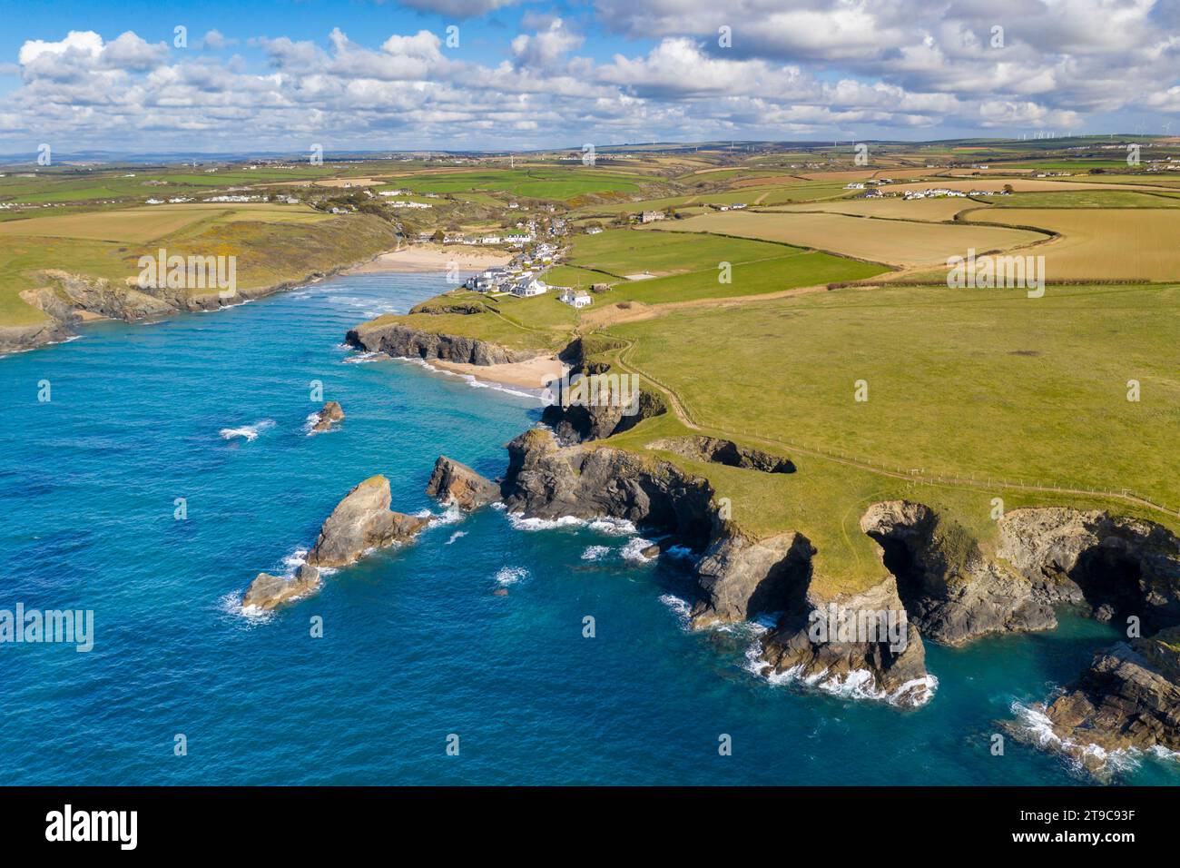Vue aérienne de la baie de Porthcothan par un après-midi de printemps ensoleillé, Porthcothan, Nord Cornwall, Angleterre. Printemps (avril) 2021. Banque D'Images