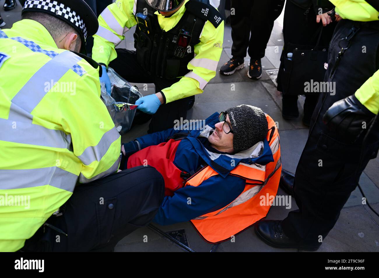 Londres, Royaume-Uni. Quatre personnes portant des bannières Just Stop Oil ont été arrêtées à Whitehall quand elles ont quitté le trottoir pour rejoindre la route. Les acteurs et les universitaires ont critiqué la «folie» climatique du gouvernement britannique et les limites à la protestation. Crédit : michael melia/Alamy Live News Banque D'Images