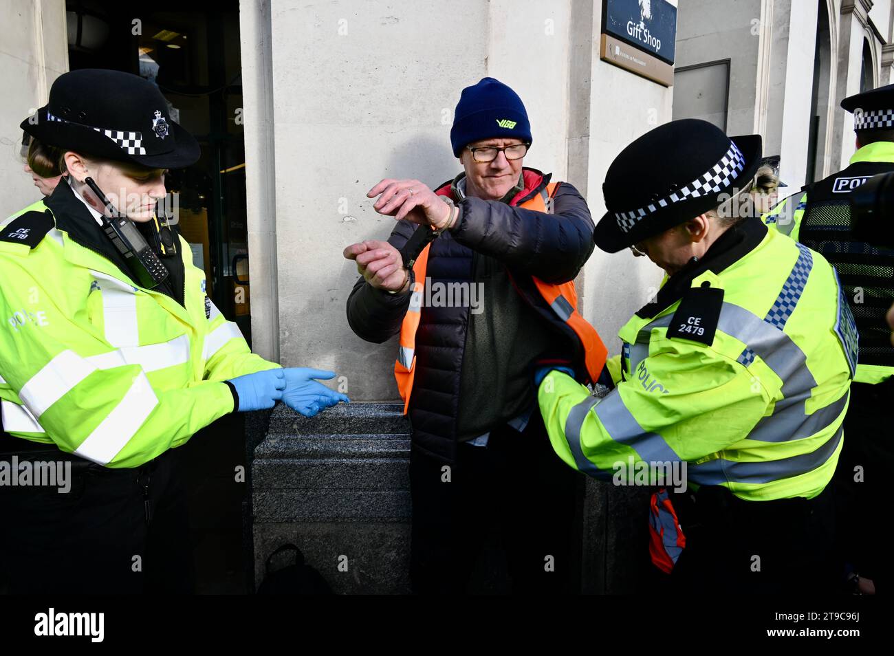 Londres, Royaume-Uni. Quatre personnes portant des bannières Just Stop Oil ont été arrêtées à Whitehall quand elles ont quitté le trottoir pour rejoindre la route. Les acteurs et les universitaires ont critiqué la «folie» climatique du gouvernement britannique et les limites à la protestation. Crédit : michael melia/Alamy Live News Banque D'Images