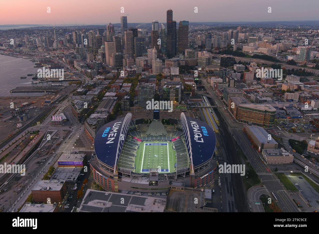 Une vue aérienne générale du Lumen Field, jeudi 26 octobre 2023, à Seattle. Banque D'Images