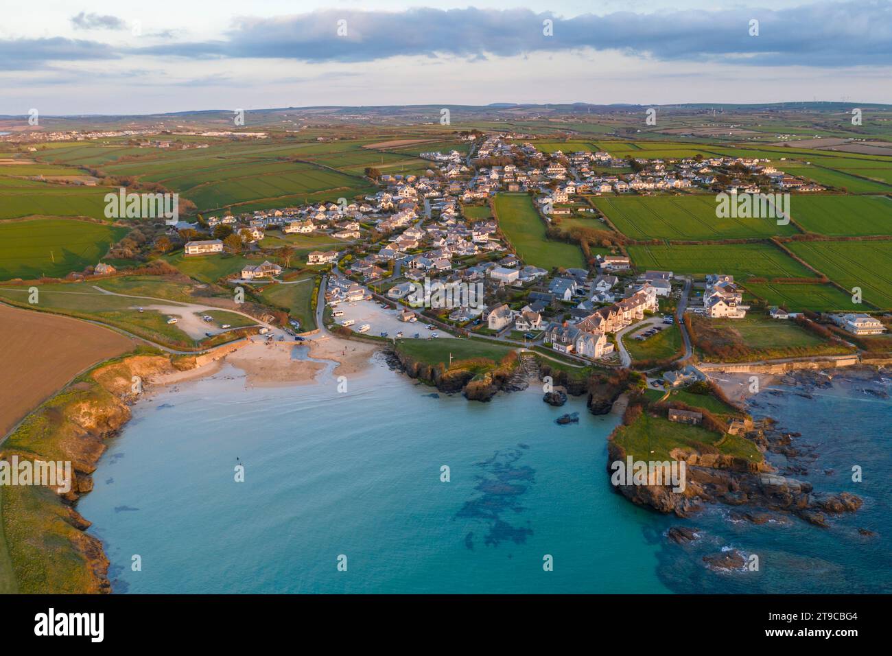 Vue aérienne de la baie de Trevone et du village près de Padstow sur la côte nord de Cornwall, Angleterre. Printemps (avril) 2021. Banque D'Images