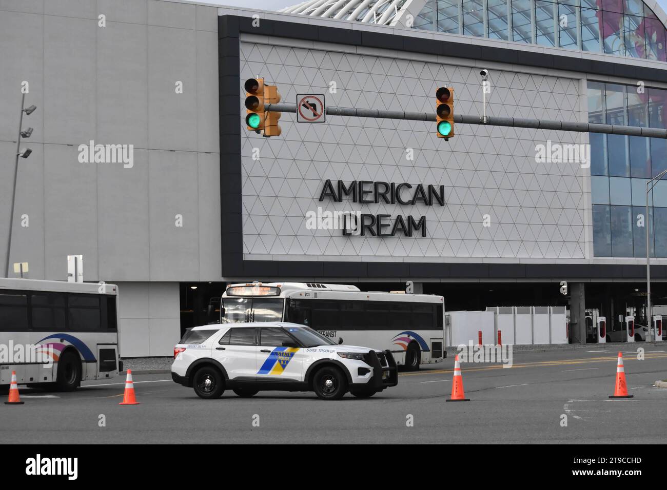 East Rutherford, États-Unis. 24 novembre 2023. Un véhicule de police bloque l'entrée de l'American Dream Mall. American Dream Mall évacué en raison d'une alerte à la bombe le Black Friday à East Rutherford, New Jersey. L'alerte à la bombe a forcé les évacuations et la fermeture temporaire de l'American Dream Mall le Black Friday. De nombreux services de police ont répondu et ont déterminé que le centre commercial était sûr. Crédit : SOPA Images Limited/Alamy Live News Banque D'Images