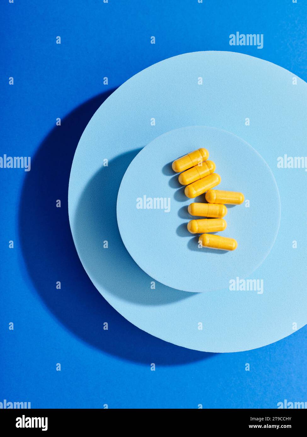 Composition créative avec des pilules de complément alimentaire sur fond coloré Banque D'Images