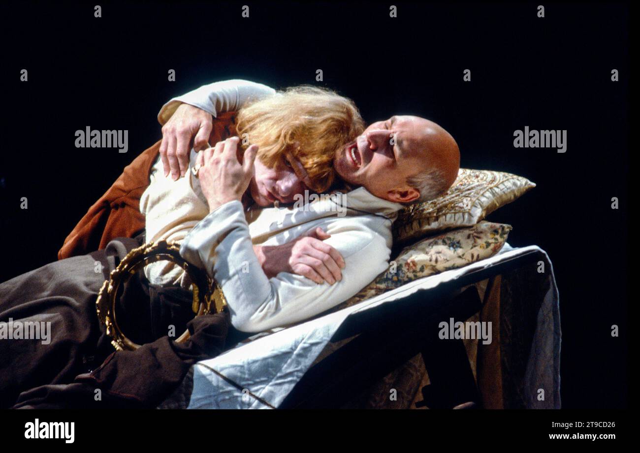 The King Lies Dying : Gerard Murphy (Henry, Prince of Wales / Hal), Patrick Stewart (King Henry IV / Henry Bolingbroke) dans HENRY IV partie 2 de Shakespeare à la Royal Shakespeare Company (RSC), Barbican Theatre, Londres EC2 07/05/1982 musique : Guy Woolfenden design : John Napier éclairage : David Hersey Fights: Malcolm Ranson réalisateur : Trevor Nunn Banque D'Images