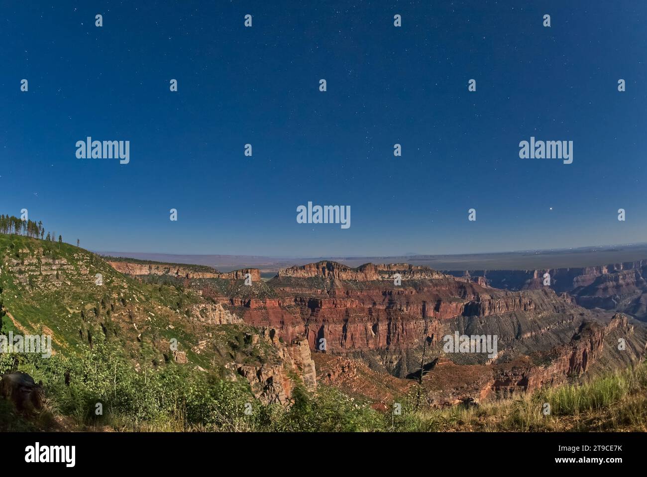 Vue sur Saddle Mountain depuis point Imperial au plateau nord du Grand Canyon sous le clair de lune. Banque D'Images