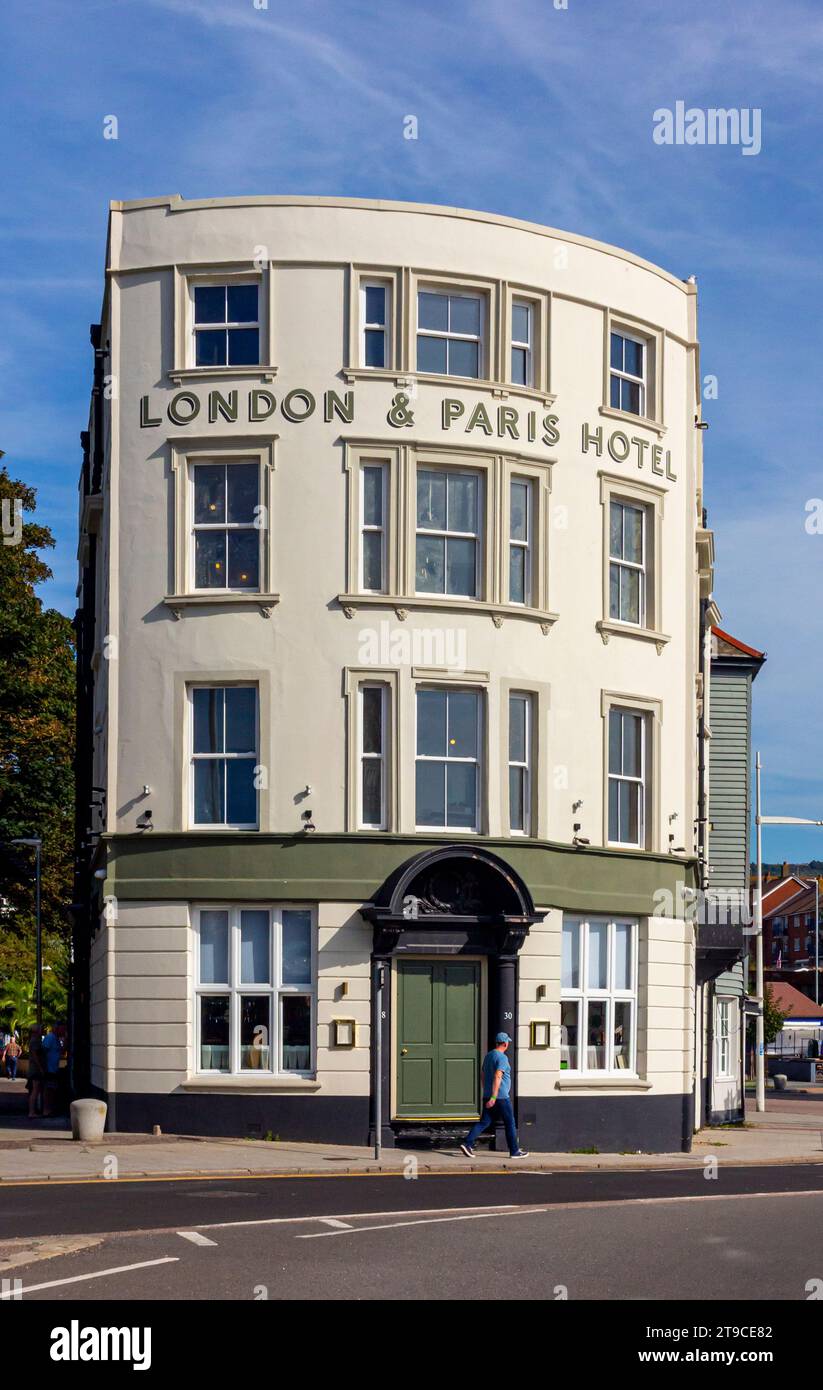 L'hôtel Londres et Paris à côté du port à Folkestone Kent UK une ville portuaire sur la Manche dans le sud-est de l'Angleterre avec un ciel bleu au-dessus. Banque D'Images
