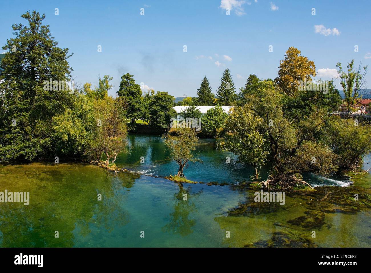 La rivière una traverse le centre de Bihac dans le canton d'una-Sana, Fédération de Bosnie-Herzégovine. Vue depuis la plupart du pont Alije Izetbegovica Banque D'Images