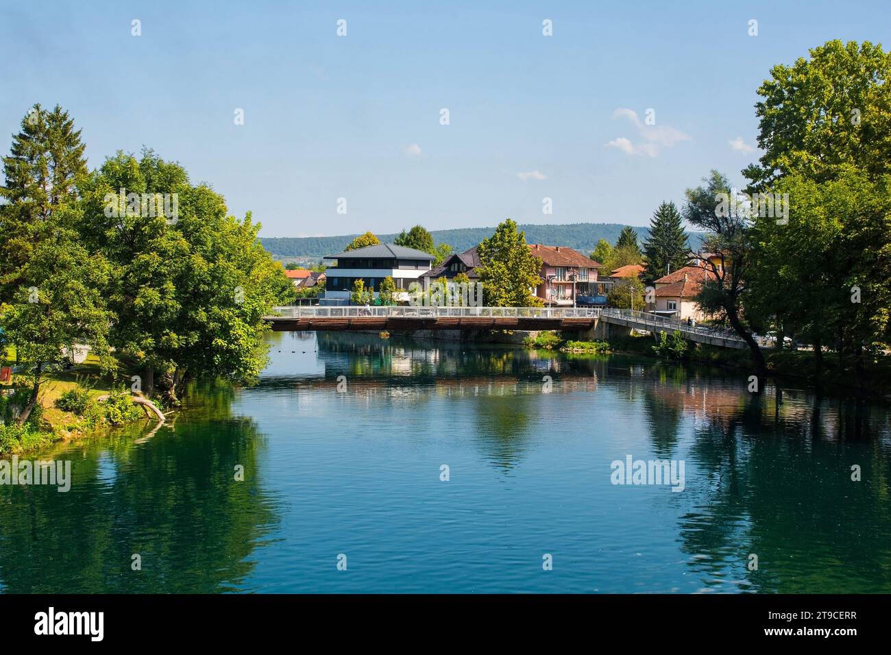Pont Smaragdni Most traversant la rivière una qui traverse le centre de Bihac dans le canton d'una-Sana, Fédération de Bosnie-Herzégovine Banque D'Images