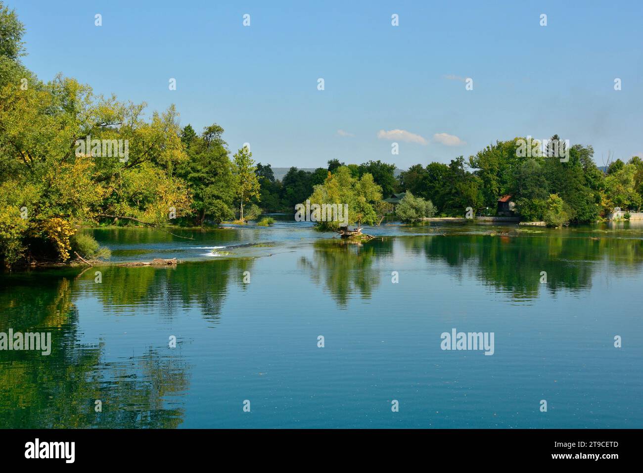 La rivière una traverse le centre de Bihac dans le canton d'una-Sana, Fédération de Bosnie-Herzégovine. Vue depuis le pont Smaragdni Most Banque D'Images