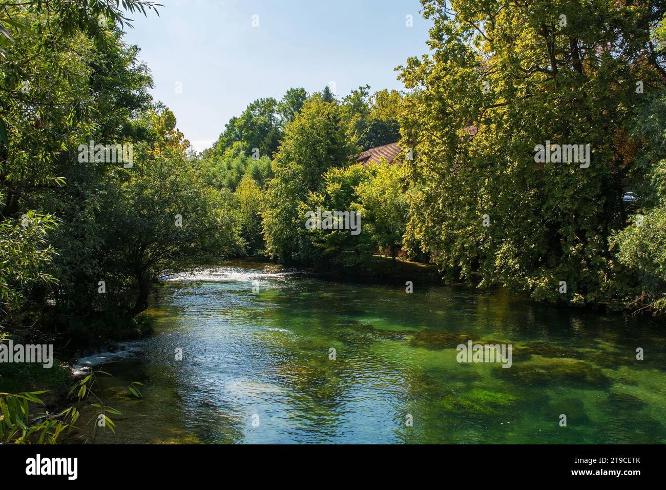 La rivière una traverse le centre de Bihac dans le canton d'una-Sana, Fédération de Bosnie-Herzégovine Banque D'Images