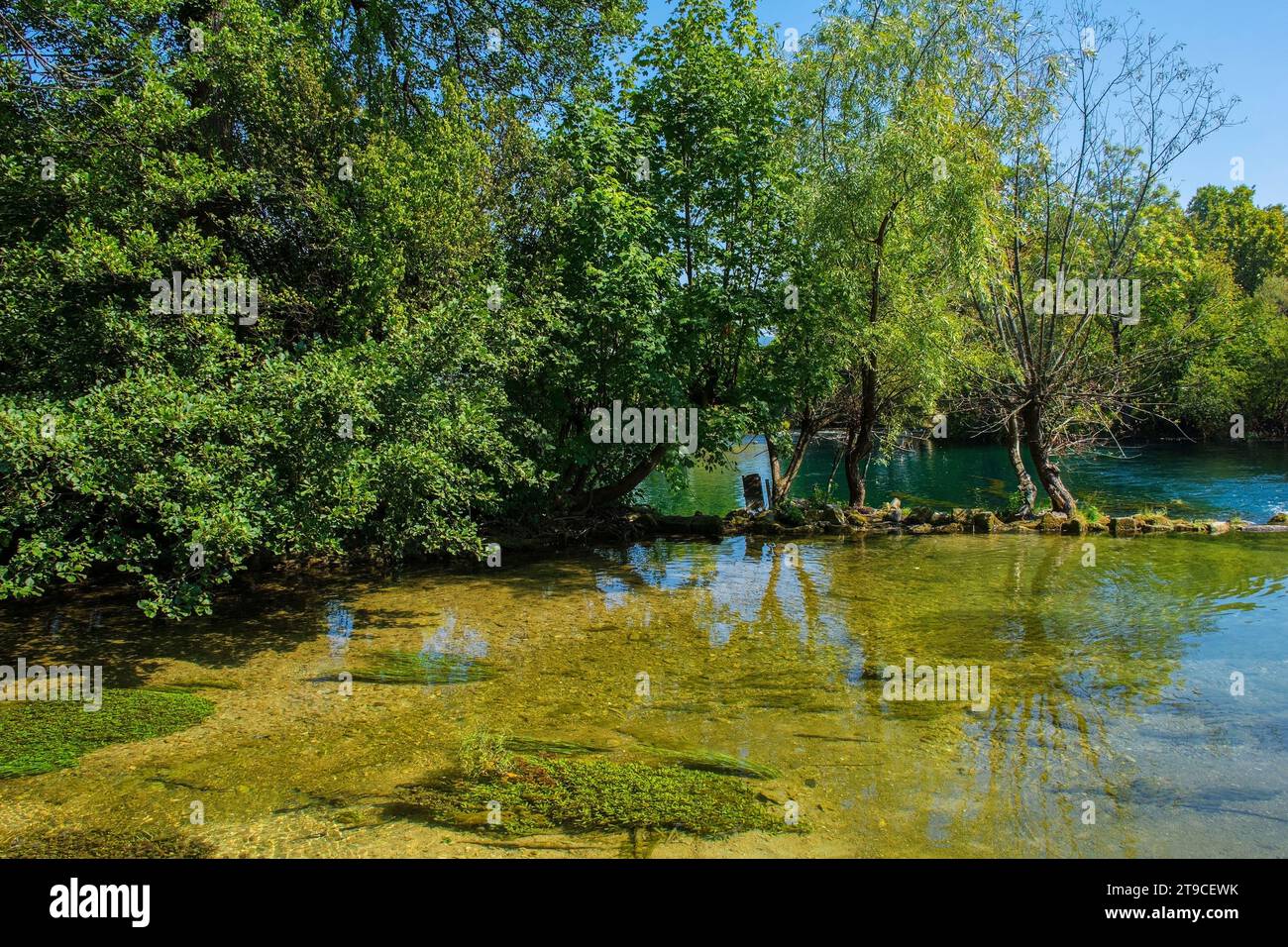 La rivière una traverse le centre de Bihac dans le canton d'una-Sana, Fédération de Bosnie-Herzégovine Banque D'Images