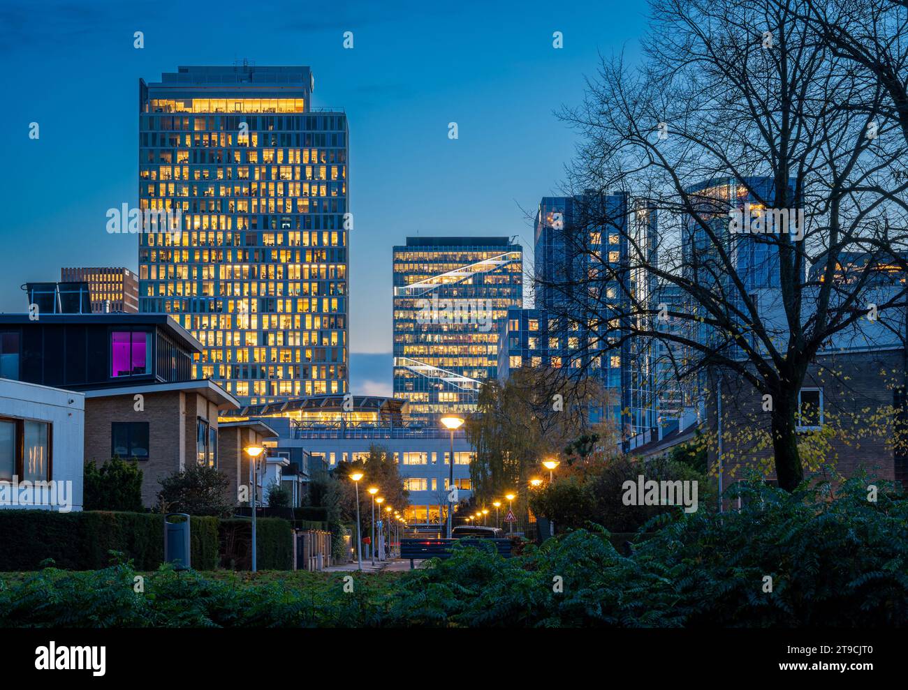 Amsterdam Zuidas le soir, quartier résidentiel avec vue sur les immeubles de bureaux modernes Banque D'Images