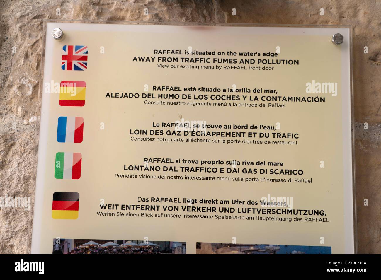 Panneaux de pollution atmosphérique à l'extérieur d'un restaurant, Spinola Bay, Saint Julians, Malte Banque D'Images