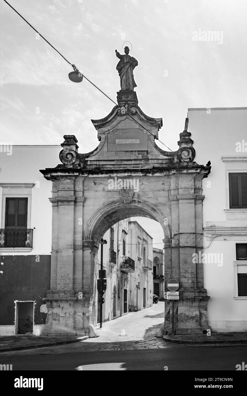 Agosto 20, 2023 - Galatina, Lecce, Pouilles, Italie. Ancien village dans le Salento. Porta San Pietro ou Porta Nuova. Grande arche de marbre surmontée par le STA Banque D'Images