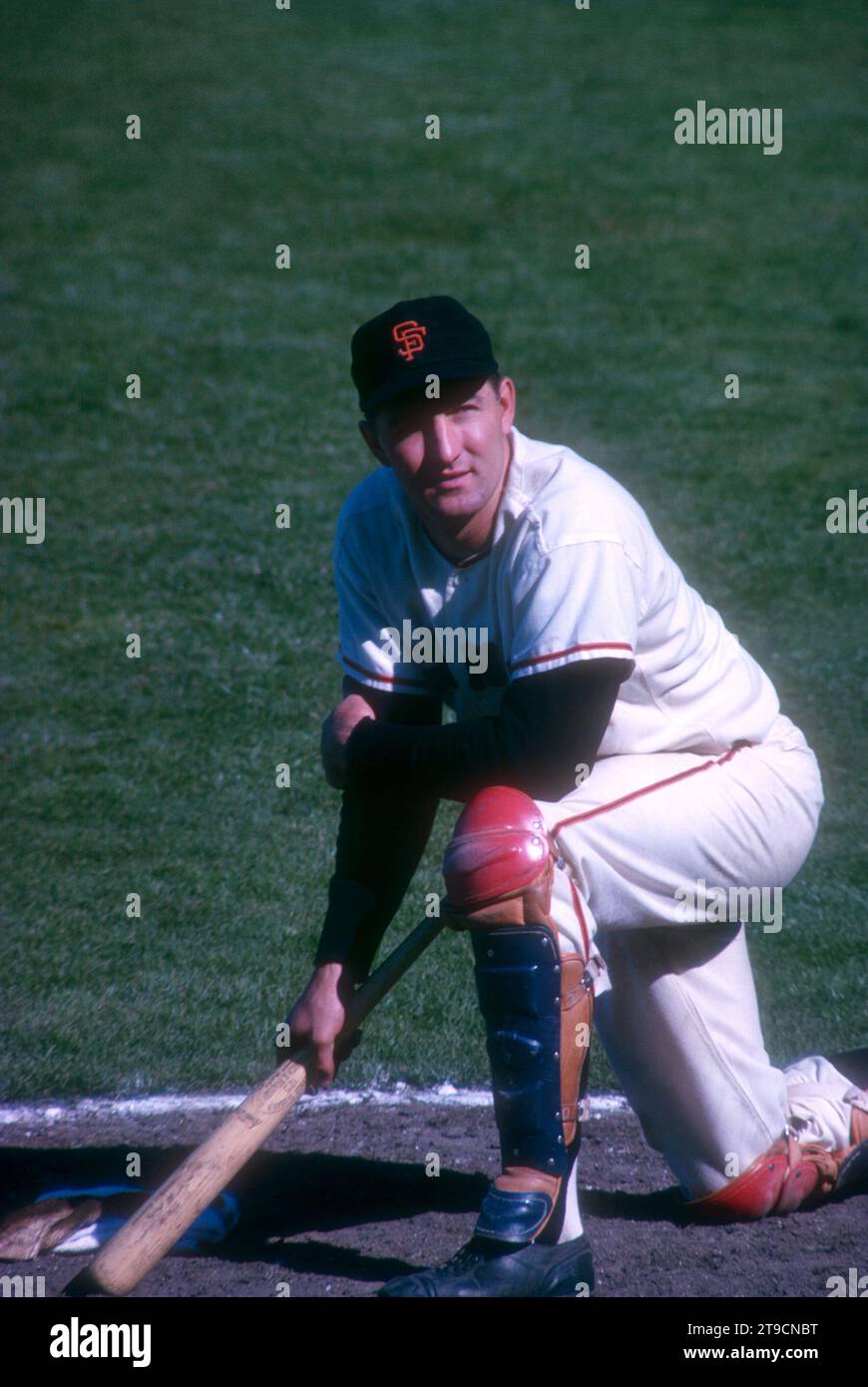 SAN FRANCISCO, CA - 1962 : Tom Haller #5 des Giants de San Francisco pose pour un portrait en s'agenouillant dans le cercle sur le pont avant un match MLB vers 1962 au Candlestick Park à San Francisco, Californie. (Photo de Hy Peskin) *** Légende locale *** Tom Haller Banque D'Images