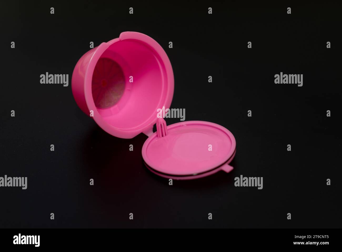 Capsule de café rose réutilisable, durable et élégante. Alternative écologique pour votre infusion quotidienne. Élevez votre jeu de café avec flair. Banque D'Images