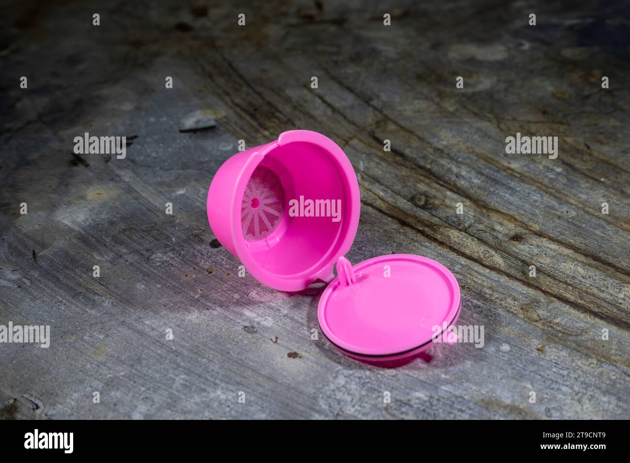 Capsule de café rose réutilisable, durable et élégante. Alternative écologique pour votre infusion quotidienne. Élevez votre jeu de café avec flair. Banque D'Images