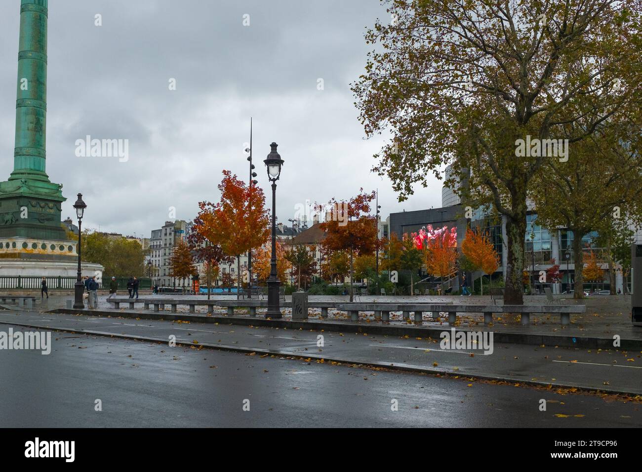 Paris, France, 2023. Perspective de la place de la Bastille en automne, avec la base de la colonne de juillet et l'Opéra de Paris en arrière-plan Banque D'Images