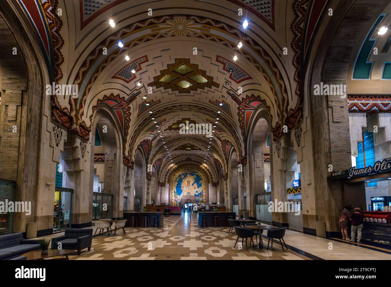 Salle bancaire dans le Guardian Building, Detroit. En raison du magnifique design intérieur du hall principal de 45 mètres de long, il était également connu sous le nom de cathédrale de l'argent. Seuls les meilleurs matériaux ont été utilisés. Voici une section avec des hexagones multicolores et imbriqués en céramique Rookwood et tuiles Pewabic. Gratte-ciel historique Art déco Guardian Building construit en 1928 avec un hall carrelé coloré et un espace commercial. Detroit, États-Unis Banque D'Images