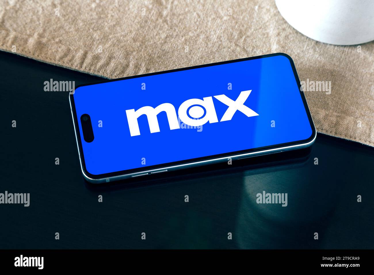 Logo HBO Max sur l'écran du téléphone mobile sur une table. Rosario, Argentine - 23 novembre 2023. Banque D'Images