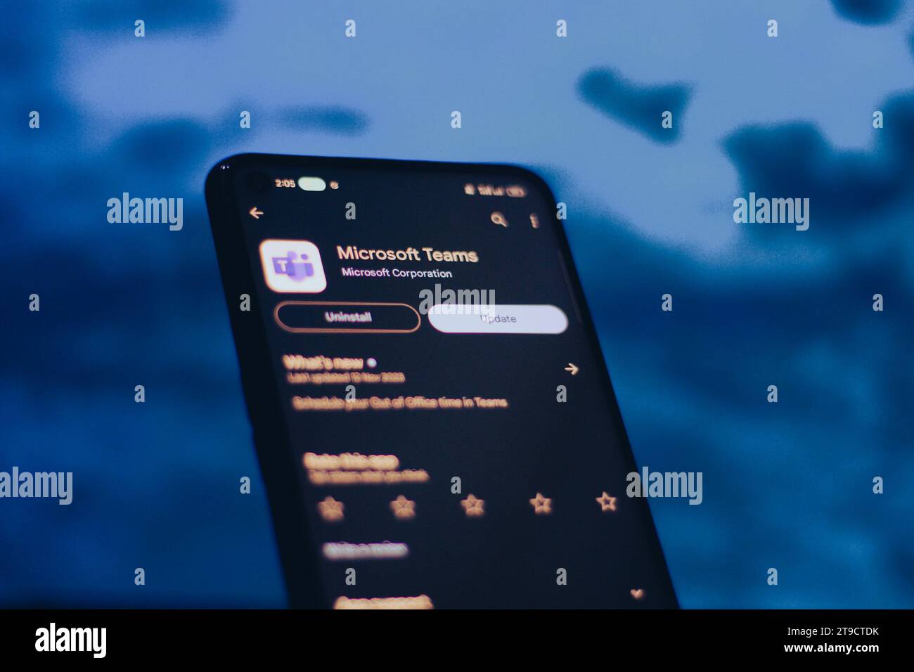 Microsoft teams Update Available est arrivé sur google Play Store est visible sur l'écran mobile. Banque D'Images
