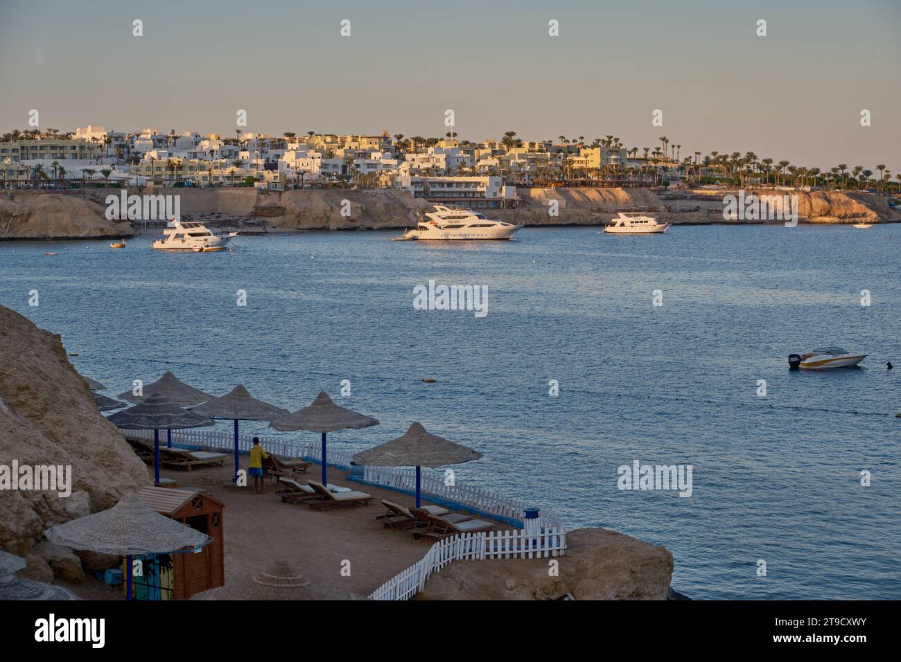 Vue panoramique de Sharks Bay à Sharm El Sheikh, Egypte après-midi prise de vue montrant la mer rouge avec des touristes, des yachts et des hôtels en arrière-plan Banque D'Images