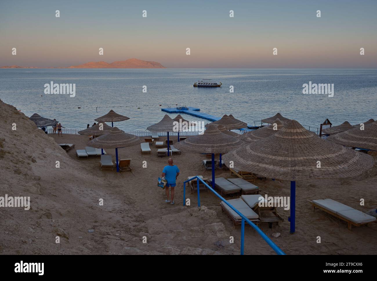 Vue panoramique de Sharks Bay à Sharm El Sheikh, Egypte après-midi prise de vue montrant la mer rouge avec des touristes, des yachts et des hôtels en arrière-plan Banque D'Images