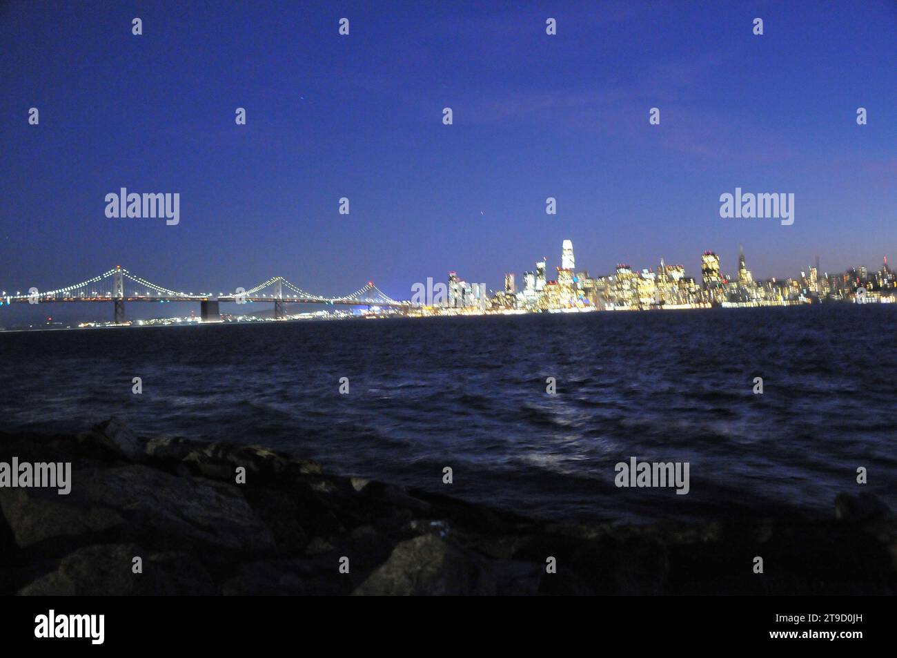 Treasure Island San Francisco /Bay Brige /california/ 12 septembre 2019/San Francisco par des lumières nocturnes et vue depuis le pont de la baie . (Photo..Francis Dean / Deanimages). Banque D'Images