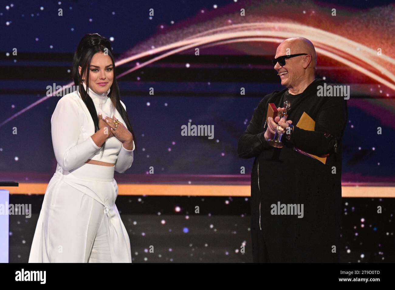 Prague, République tchèque. 24 novembre 2023. La chanteuse polono-tchèque Ewa Farna a remporté la catégorie chanteuse du sondage musical tchèque Nightingale à Prague, en République tchèque, le 24 novembre 2023. À droite, le chanteur Jiri Korn, qui a remis le prix. Crédit : Michaela Rihova/CTK photo/Alamy Live News Banque D'Images