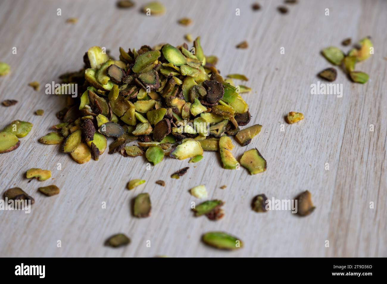 Tas de pistaches sur une table en bois Banque D'Images