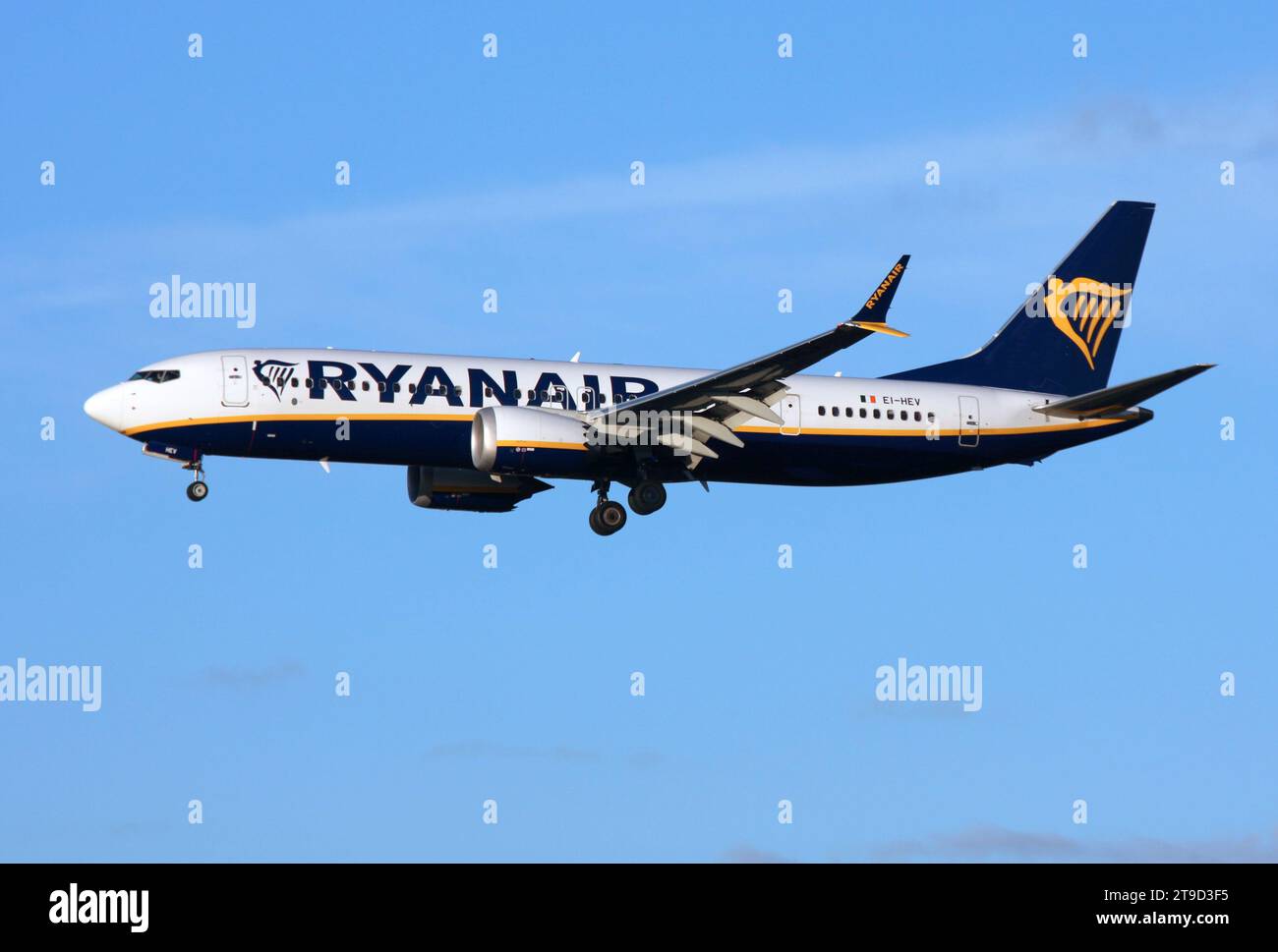 Un Boeing 737-8 MAX de Ryanair arrivant à l'aéroport de Londres Gatwick Banque D'Images