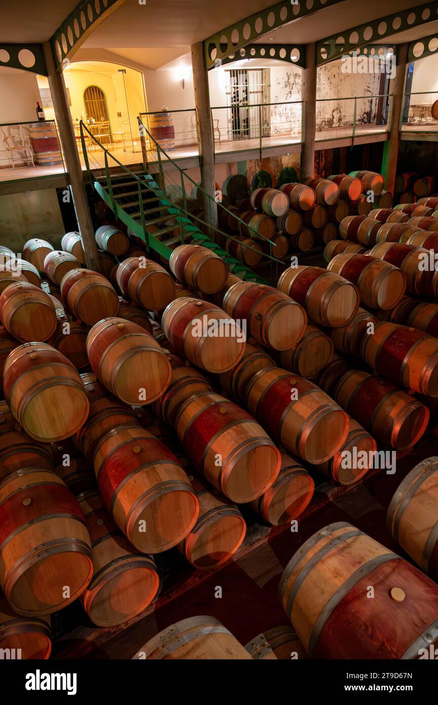 Fûts en bois de chêne français pour le vieillissement du vin rouge en