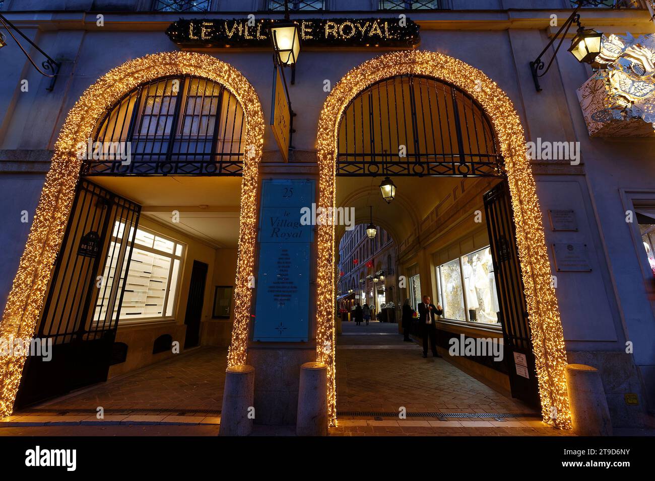 Village Royal est un passage chic à Paris rempli de boutiques de luxe. Il est situé dans le quartier de la Madeleine à Paris, en France. Banque D'Images