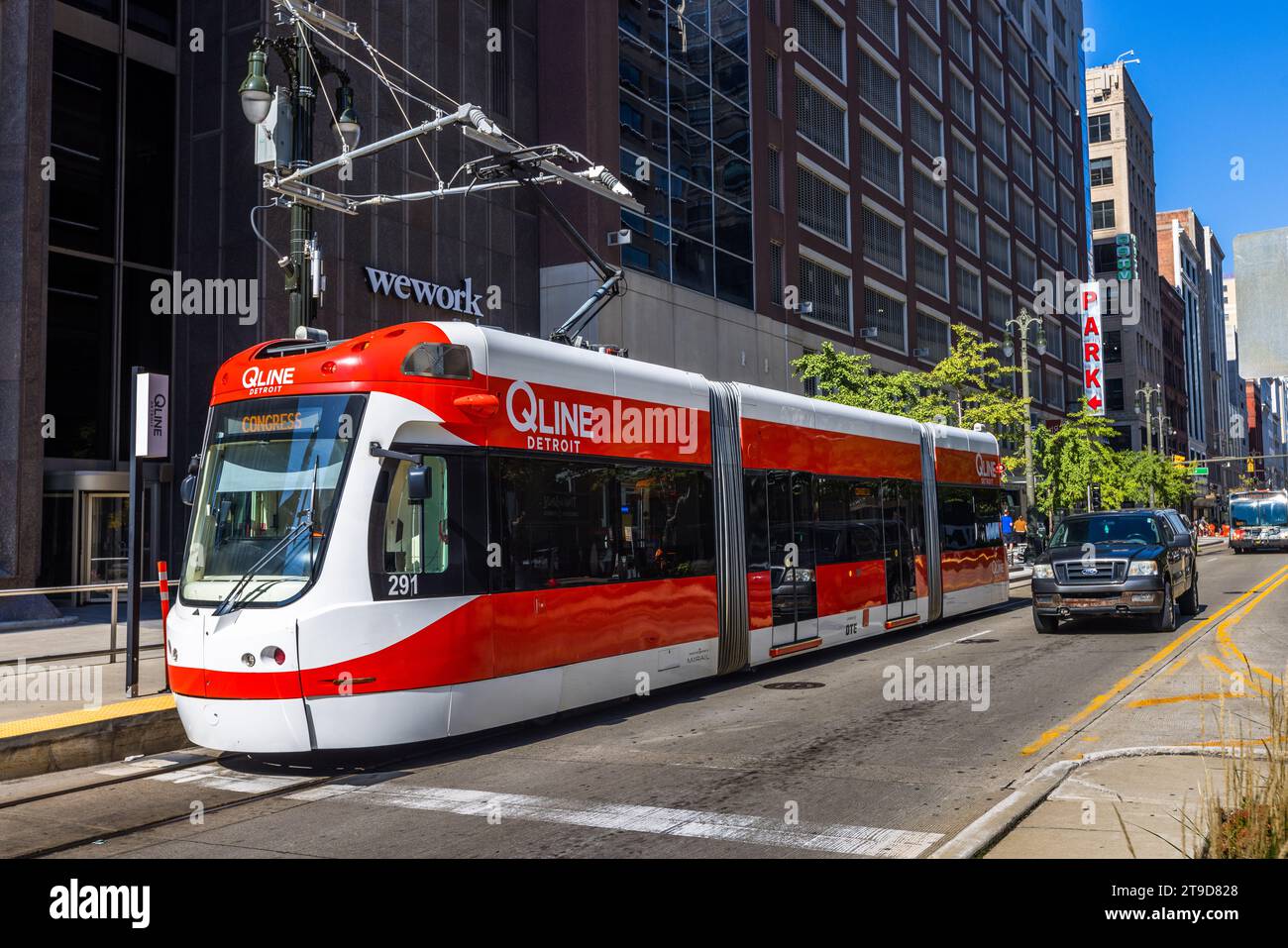 « Qline » est le nom du tramway sur Woodward Avenue à Detroit. Construit et parrainé comme moyen de transport pour les employés de Quicken Loans au siège social de l'entreprise au centre-ville de Detroit. Le tramway est à la disposition des passagers gratuitement. Qline est le nom du tramway de Détroit, aux États-Unis Banque D'Images