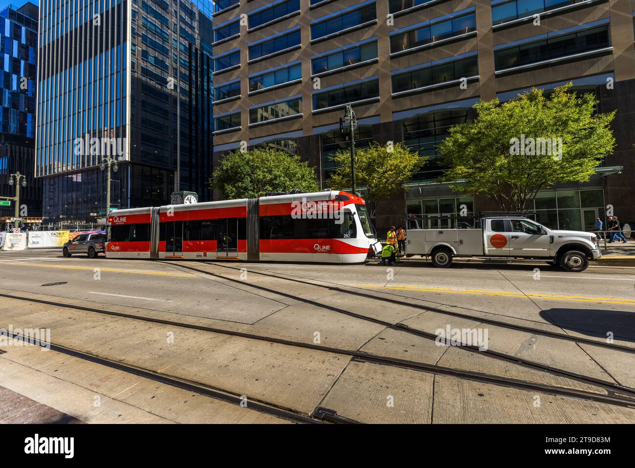 « Qline » est le nom du tramway sur Woodward Avenue à Detroit. Le nom est parrainé par la société d'investissement Quicken Loans, car la ligne va jusqu'au siège social de la société au centre-ville de Détroit. La construction de la ligne a été initiée par le concessionnaire automobile King et le propriétaire de l'équipe de course Roger Penske. Le tramway est à la disposition de tous les passagers gratuitement. Qline est le nom du tramway de Détroit, aux États-Unis Banque D'Images