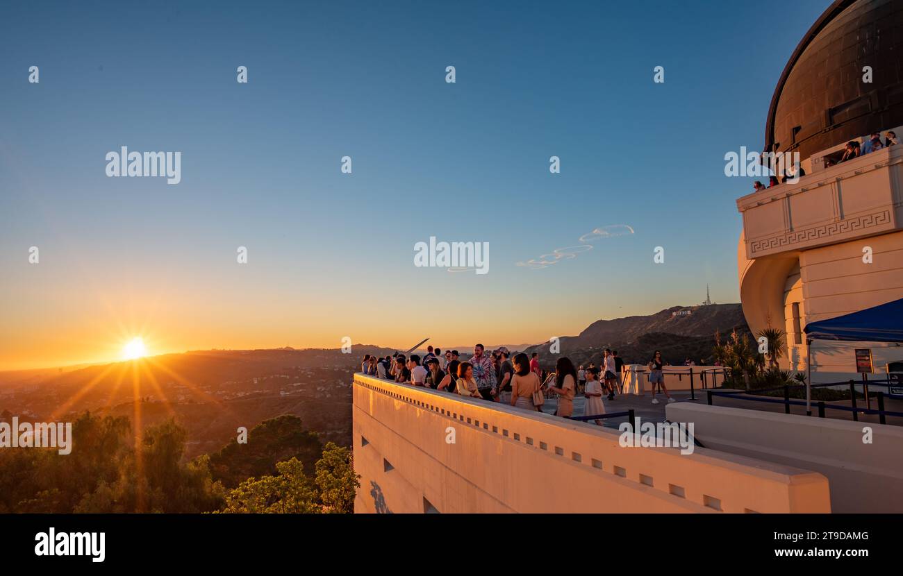 Touristes visitant l'Observatoire Griffith au coucher du soleil à Los Angeles, Californie, États-Unis Banque D'Images