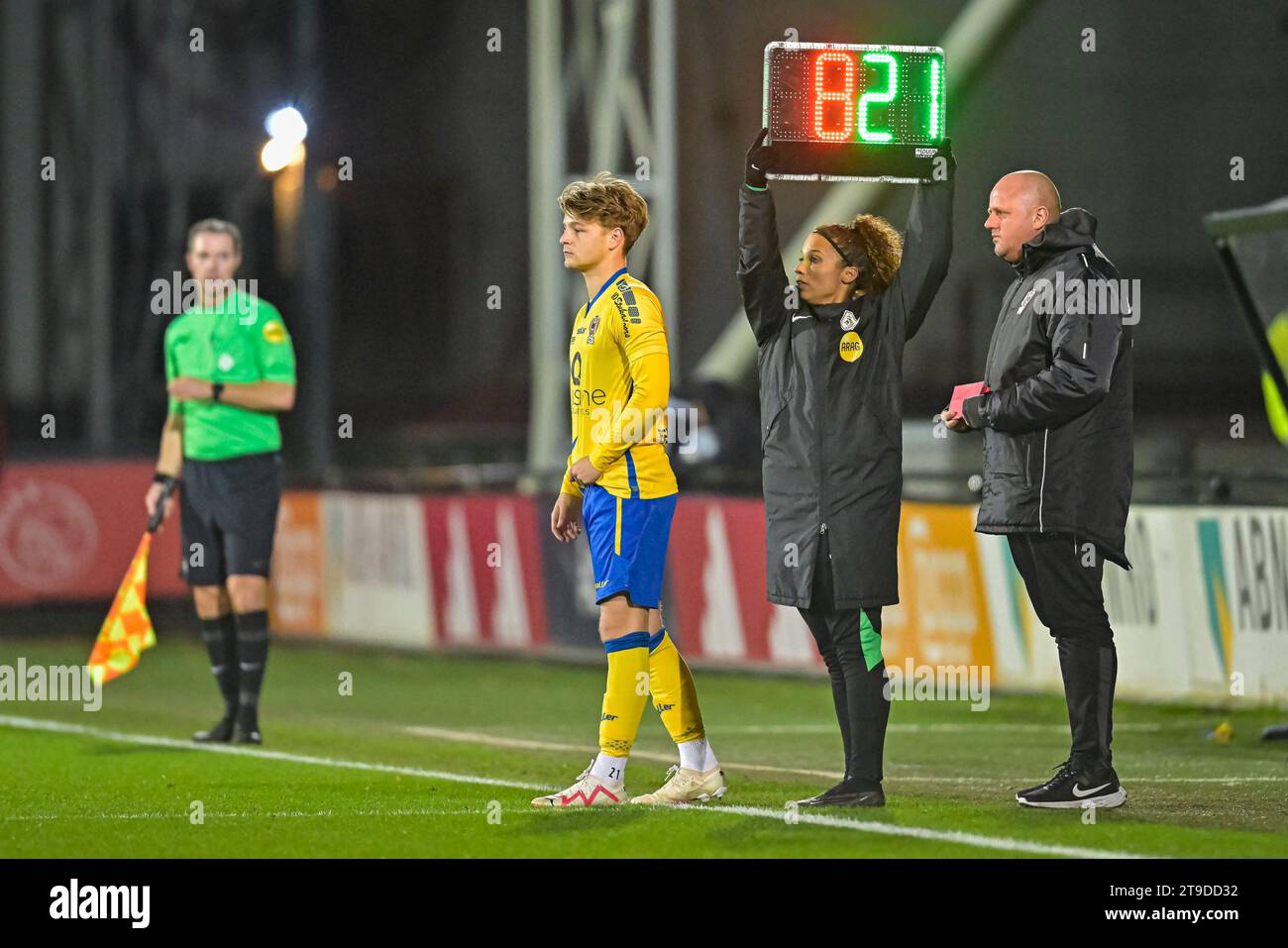 Amsterdam, pays-Bas. 24 novembre 2023. AMSTERDAM, PAYS-BAS - NOVEMBRE 24 : Shona Shukrula quatrième officielle en action lors du match néerlandais Keuken Kampioen Divisie entre Jong Ajax et TOP OSS au Sportpark de toekomst le 24 novembre 2023 à Amsterdam, pays-Bas. (Photo de Jan Mulder/Orange Pictures) crédit : Orange pics BV/Alamy Live News Banque D'Images