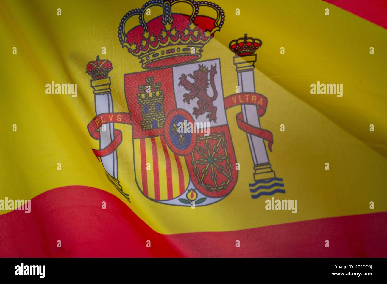 Drapeau de l'Espagne qui agite dans le vent le jour ensoleillé, arrière-plan, gros plan Banque D'Images