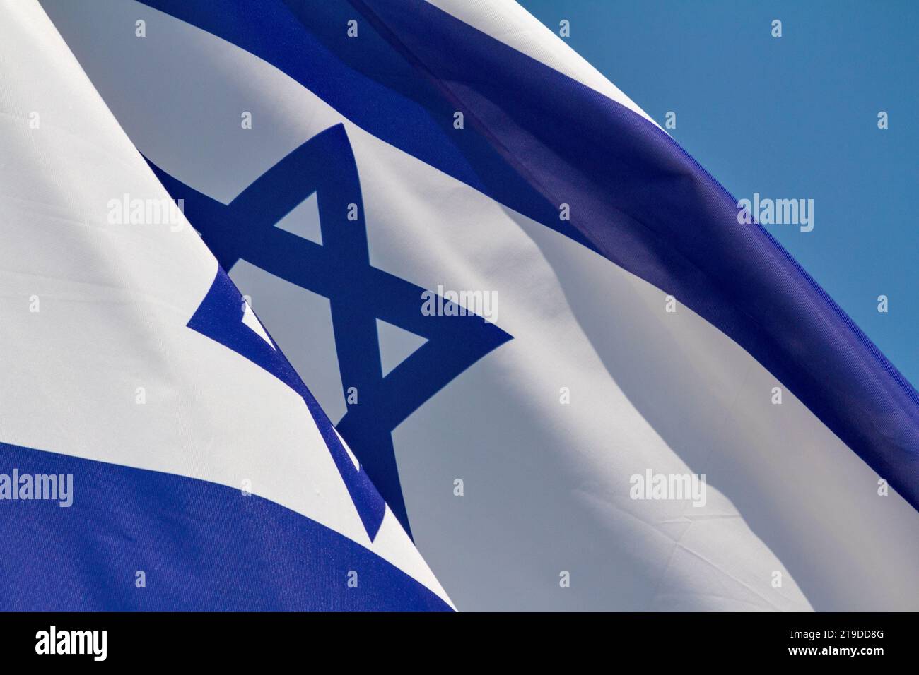 Drapeau d'Israël qui agite dans le vent le jour ensoleillé, fond, gros plan Banque D'Images