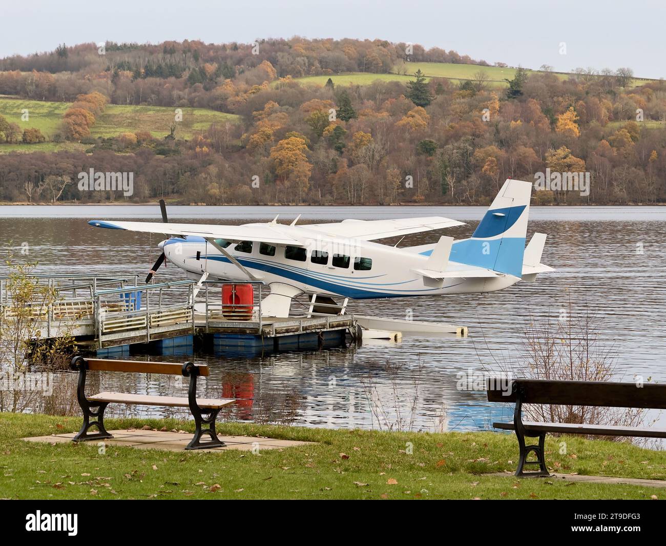 Hydravion amarré sur l'eau prêt pour les touristes à embarquer Banque D'Images