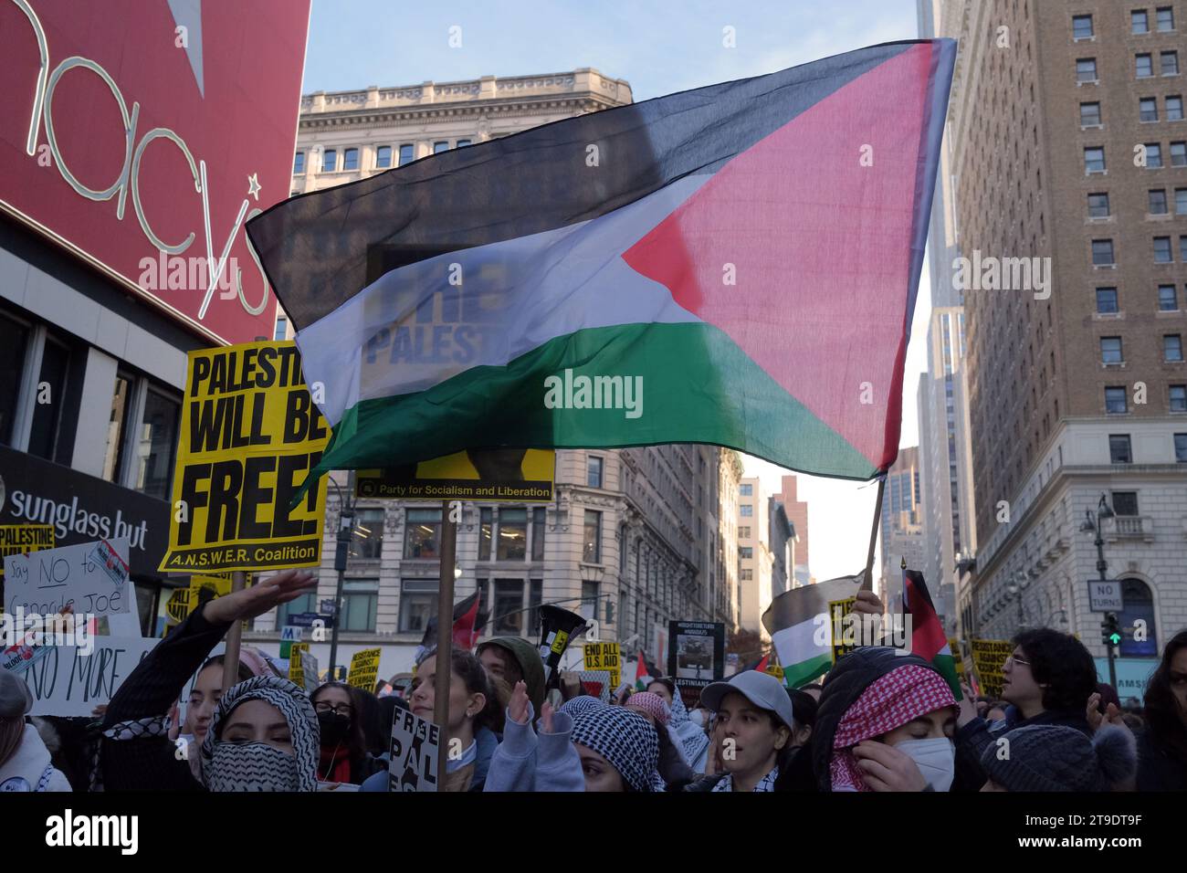 New York, New York, États-Unis. 24 novembre 2023. Le Black Friday, des manifestants palestiniens pro ont envahi la 34e rue devant le grand magasin phare Macys pour réclamer un Gaza libre et le boycott de nombreuses entreprises américaines. Accompagnés par des foules de NYPD, ils marchèrent ensuite vers l'ouest sur les drapeaux blancs, verts et rouges de la 34e rue. (Image de crédit : © Milo Hess/ZUMA Press Wire) USAGE ÉDITORIAL SEULEMENT! Non destiné à UN USAGE commercial ! Banque D'Images