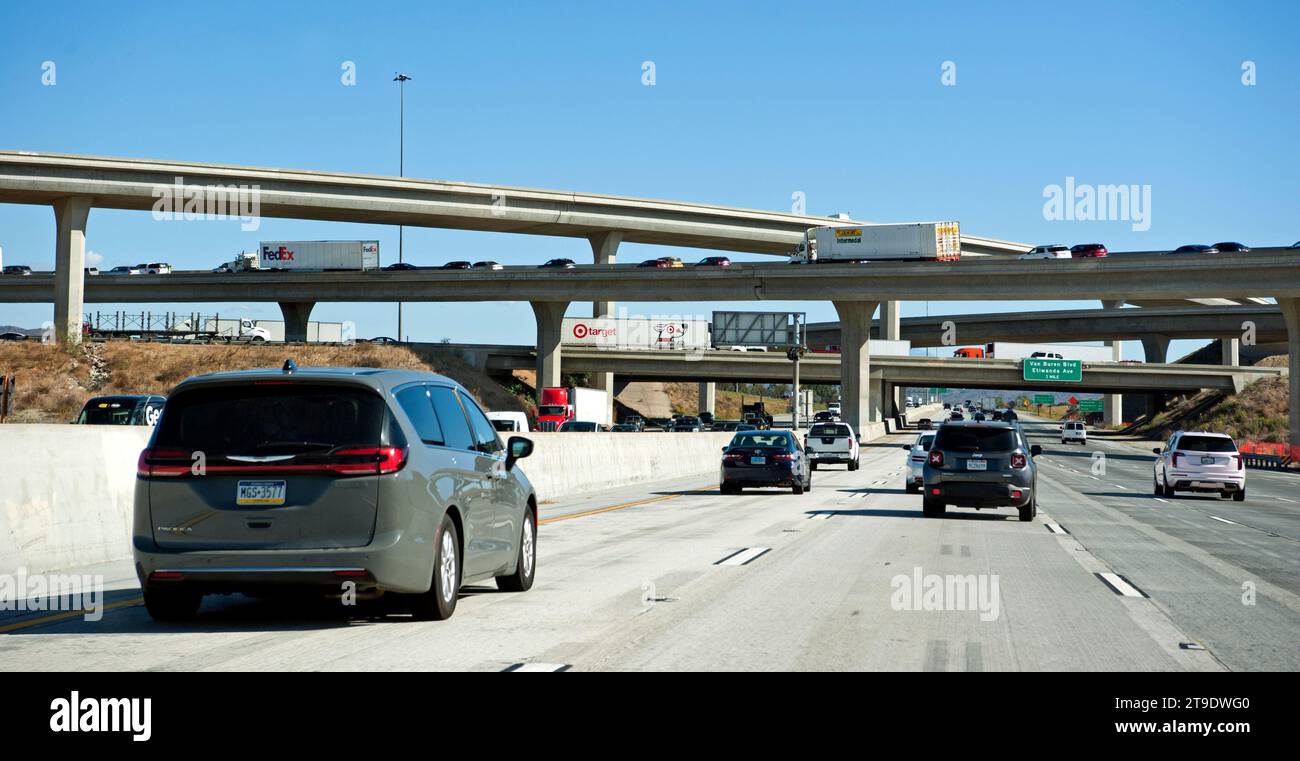 Voitures circulant sur l'autoroute approchant d'une bretelle de passage supérieur vers une autre autoroute à Los Angeles, Californie, États-Unis Banque D'Images