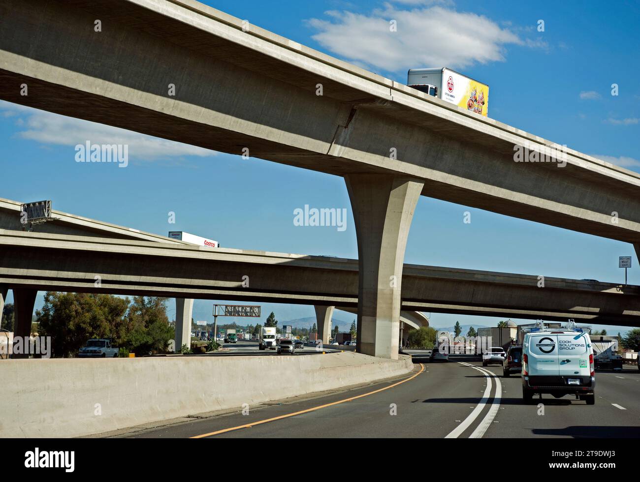 Camions, conduite, autoroute, Los Angeles, Californie Banque D'Images