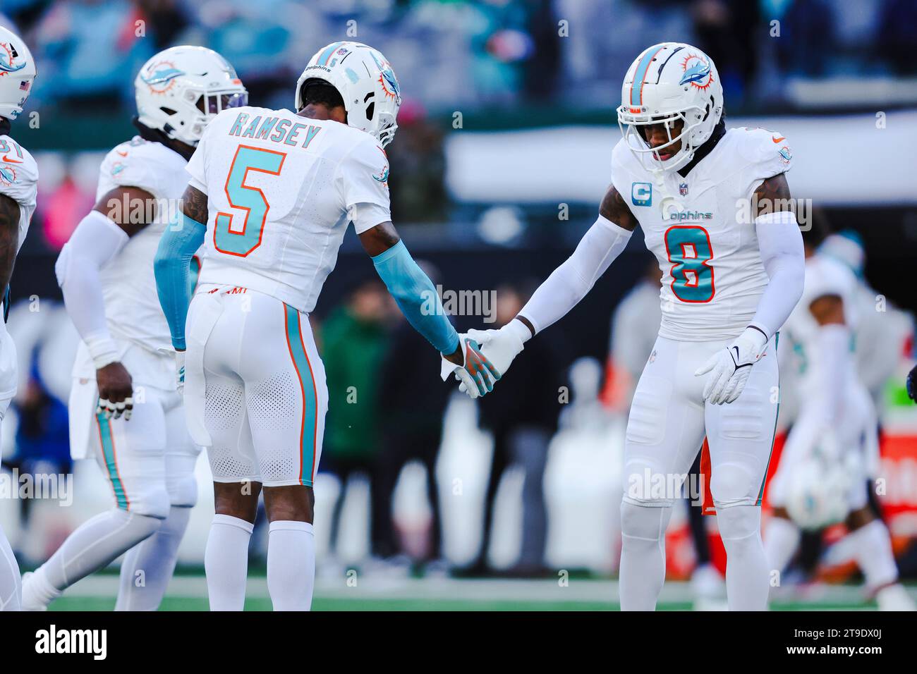 East Rutherford, New Jersey, États-Unis. 24 novembre 2023. EAST RUTHERFORD, NEW JERSEY ''' NOVEMBRE 24 : le cornerback Jalen Ramsey (5) et Jevon Holland (8) célèbrent un match au met Life Stadium le 24 novembre 2023, à East Rutherford, N.J. (image de crédit : © Scott Rausenberger/ZUMA Press Wire) USAGE ÉDITORIAL SEULEMENT! Non destiné à UN USAGE commercial ! Banque D'Images