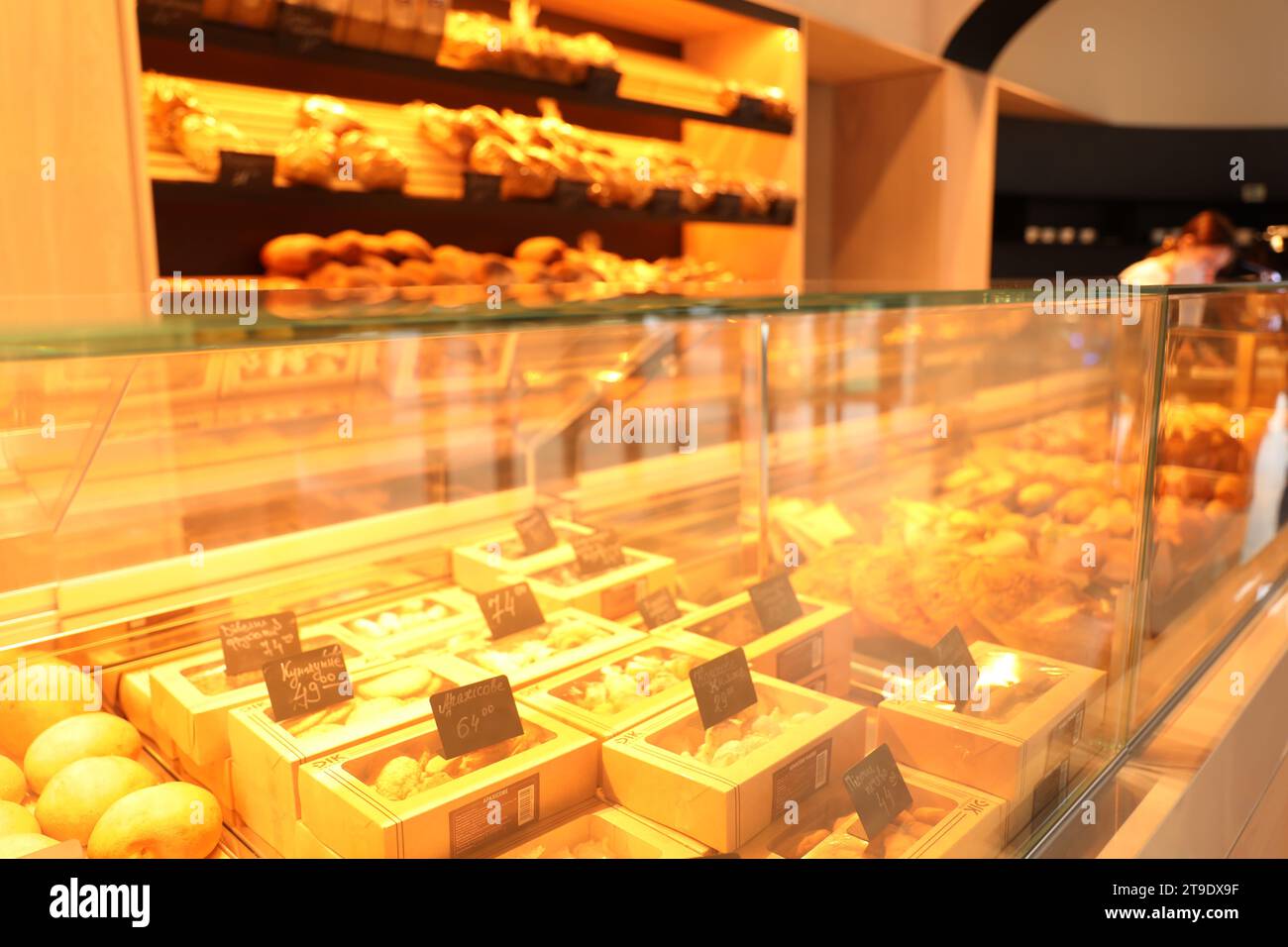 Pâtisseries fraîches au comptoir dans la boulangerie Banque D'Images