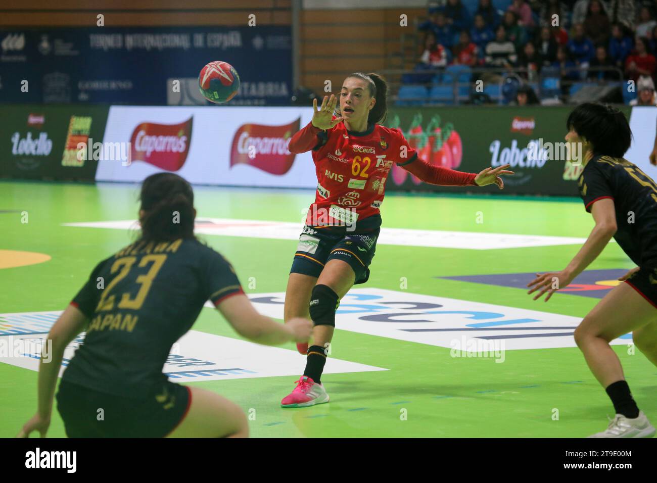 Santander, Espagne. 24 novembre 2023. La joueuse espagnole Paula Arcos (62) passe le ballon à Natsuki Aizawa (23, G) et Yuki Yoshidome (51, D) lors de la 1e Journée du Tournoi international féminin d'Espagne 2023 entre l'Espagne et le Japon, le 24 novembre 2023, au Palais des Sports de Santander, à Santander, Espagne. (Photo Alberto Brevers/Pacific Press) crédit : Pacific Press Media production Corp./Alamy Live News Banque D'Images