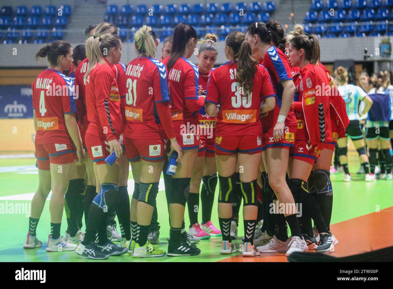 Santander, Espagne. 24 novembre 2023. Les joueuses serbes reçoivent des instructions lors d'une pause lors de la 1e Journée du Tournoi international féminin d'Espagne 2023 entre l'Argentine et la Serbie, le 24 novembre 2023, au Palacio de Deportes de Santander, à Santander, en Espagne. (Photo Alberto Brevers/Pacific Press) crédit : Pacific Press Media production Corp./Alamy Live News Banque D'Images