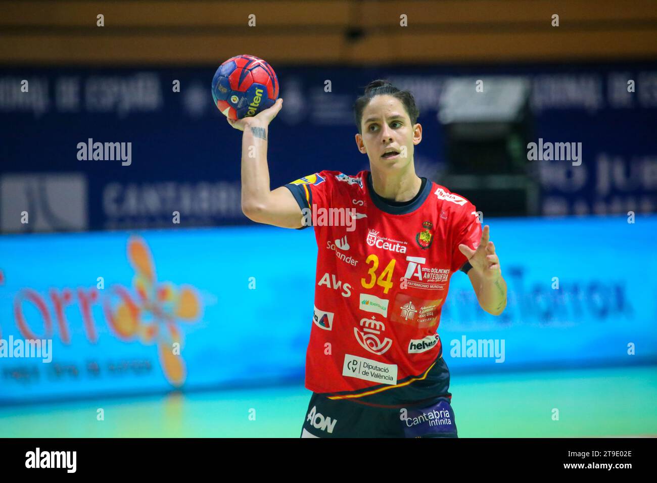 Santander, Espagne. 24 novembre 2023. Joueuse espagnole, Alicia Fernandez (34 ans) avec le ballon lors de la 1e Journée du Tournoi international féminin espagnol 2023 entre l'Espagne et le Japon, le 24 novembre 2023, au Palacio de Deportes de Santander, à Santander, Espagne. (Photo Alberto Brevers/Pacific Press) crédit : Pacific Press Media production Corp./Alamy Live News Banque D'Images