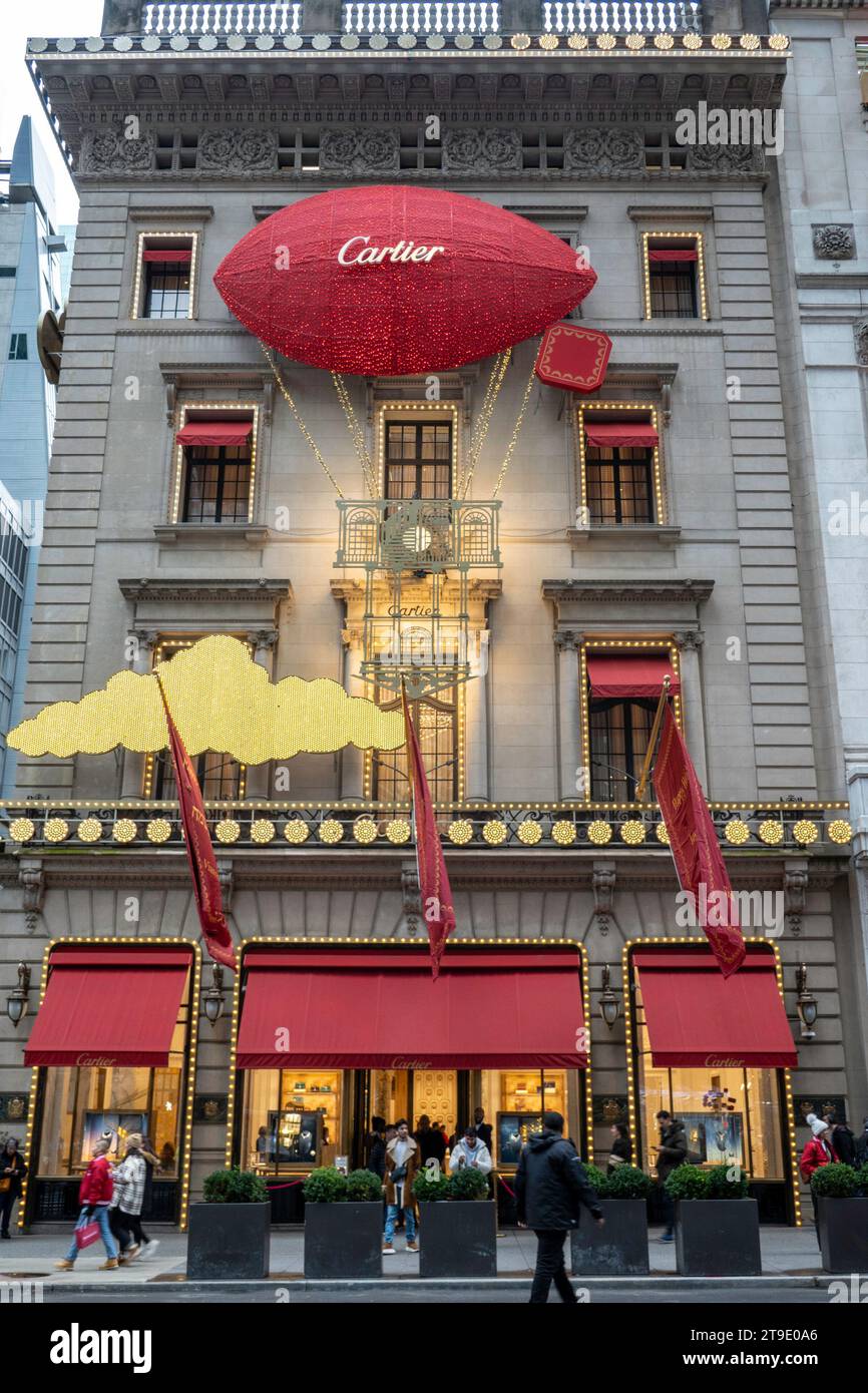 Le manoir Cartier avec 2023 décorations de vacances sur la Cinquième Avenue, New York, États-Unis Banque D'Images